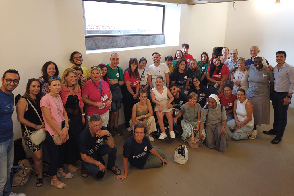 Foto con i giovani del Centro di Accoglienza Padre Nostro