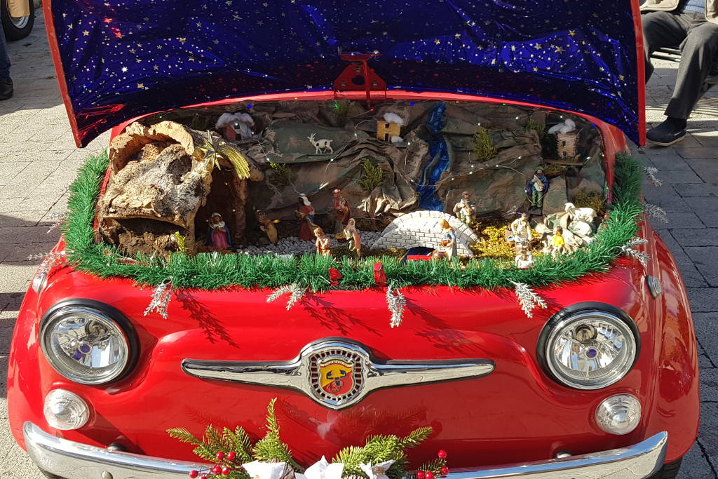 Presepe allestito su una fiat 500