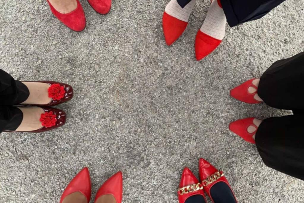 Le scarpe rosse diventate il simbolo della lotta per i diritti delle donne e contro la violenza di genere