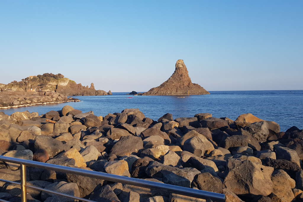 Aci Trezza. Faraglione e isola Lachea