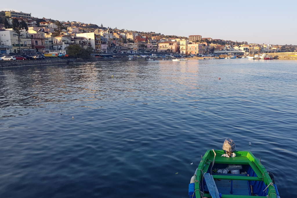 Vista dal molo del porto di Aci Trezza