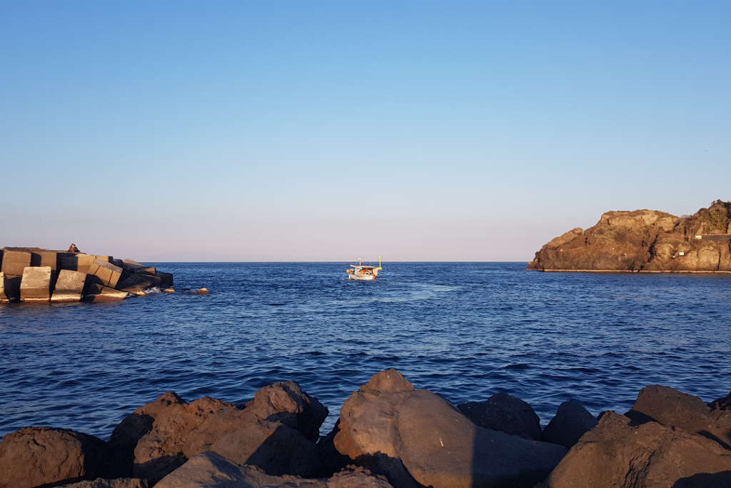 Aci Trezza. Uscita dal porto di un peschereccio verso isola Lachea