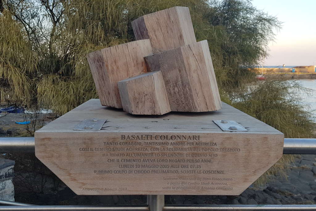 Aci Trezza. Monumento basalto colonnare