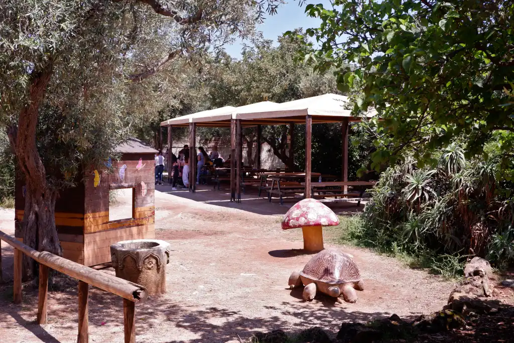 Area pic-nic al coperto con giochi per bimbi