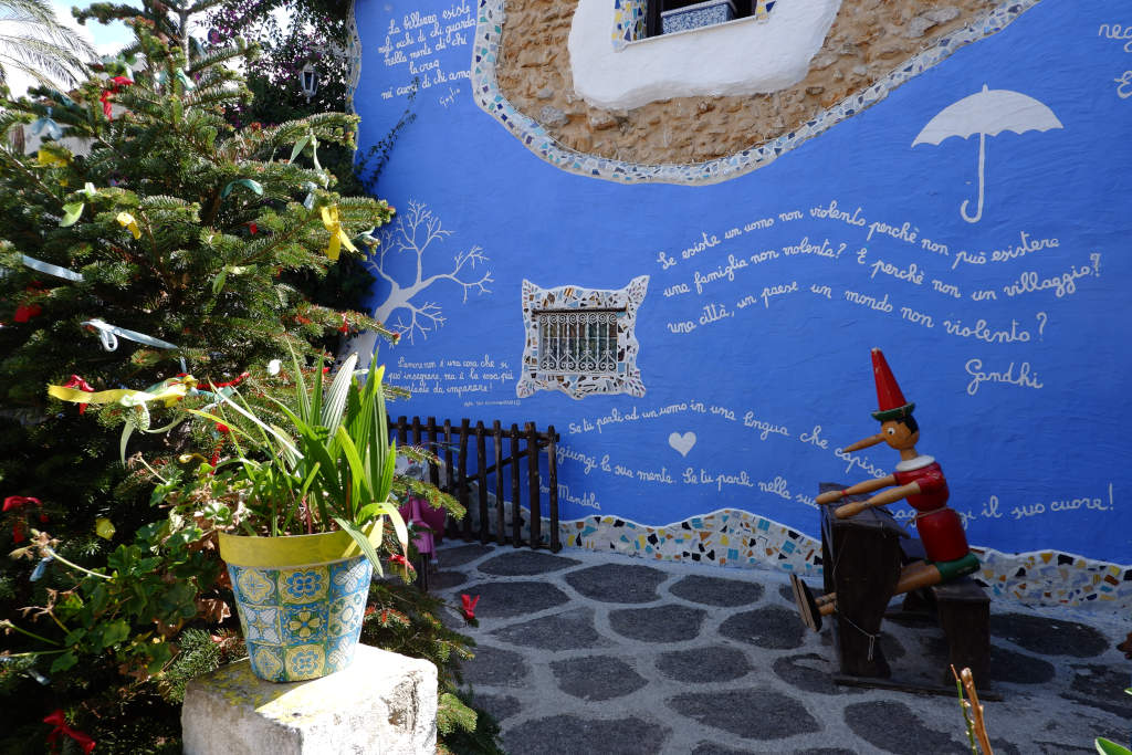 Frasi di personaggi illustri in una parete di edificio a sfondo blu