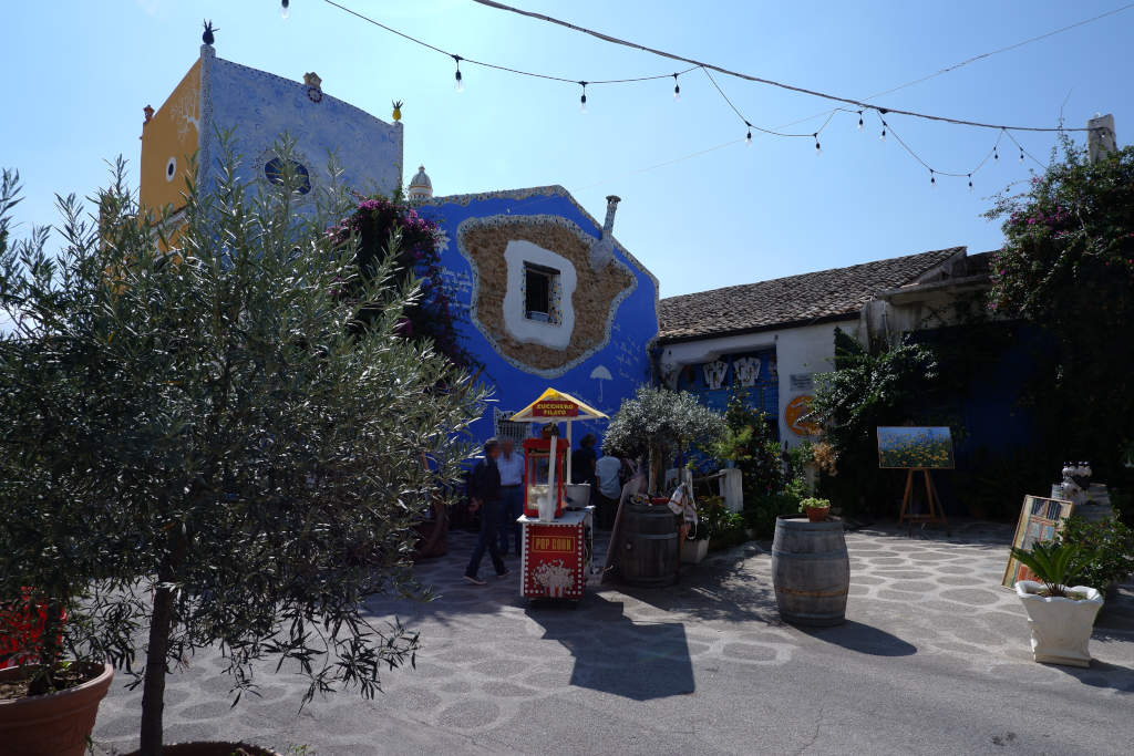 Spazio espositivo allestito in un vicolo di Borgo Parrini