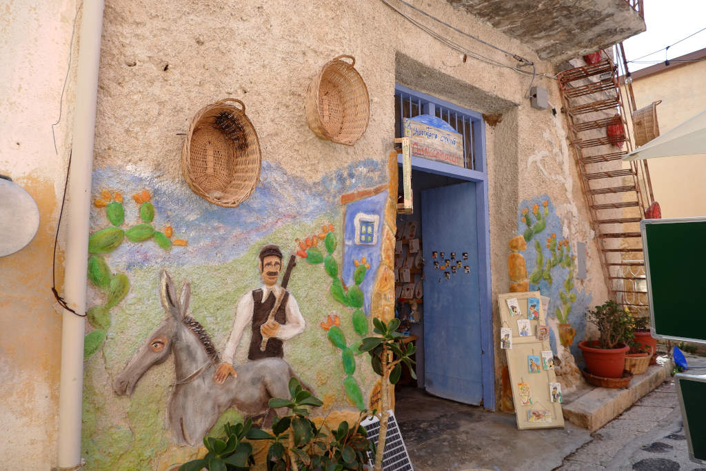 Ingresso al laboratorio creativo di Borgo Parrini
