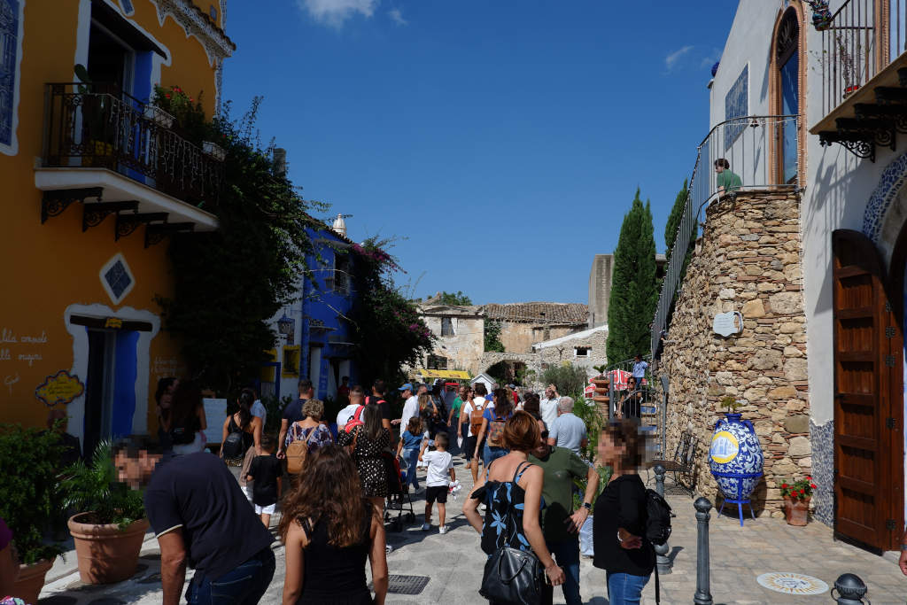La gente per le strade di Borgo Parrini