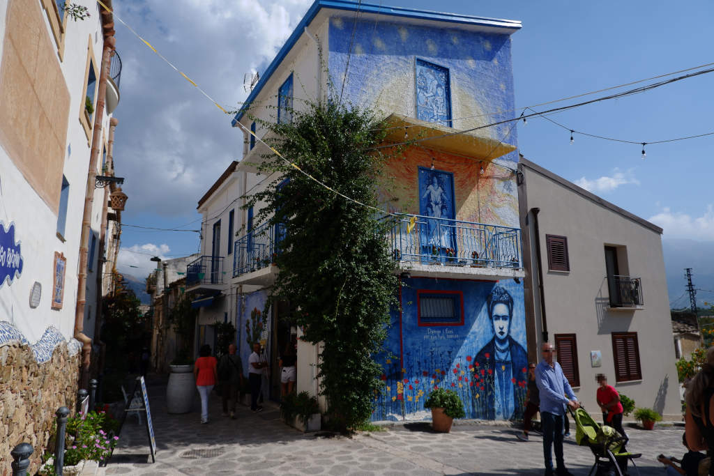 Murales nel prospetto di un edificio di Borgo Parrini
