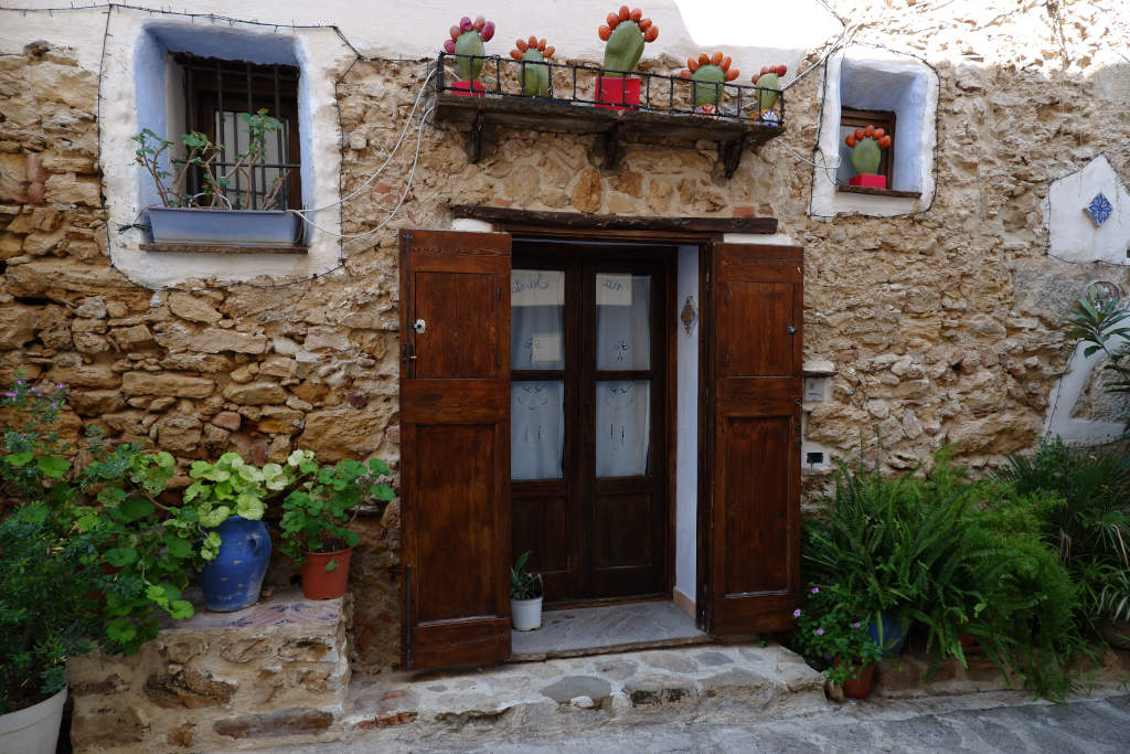 Tipica abitazione decorata di Borgo Parrini
