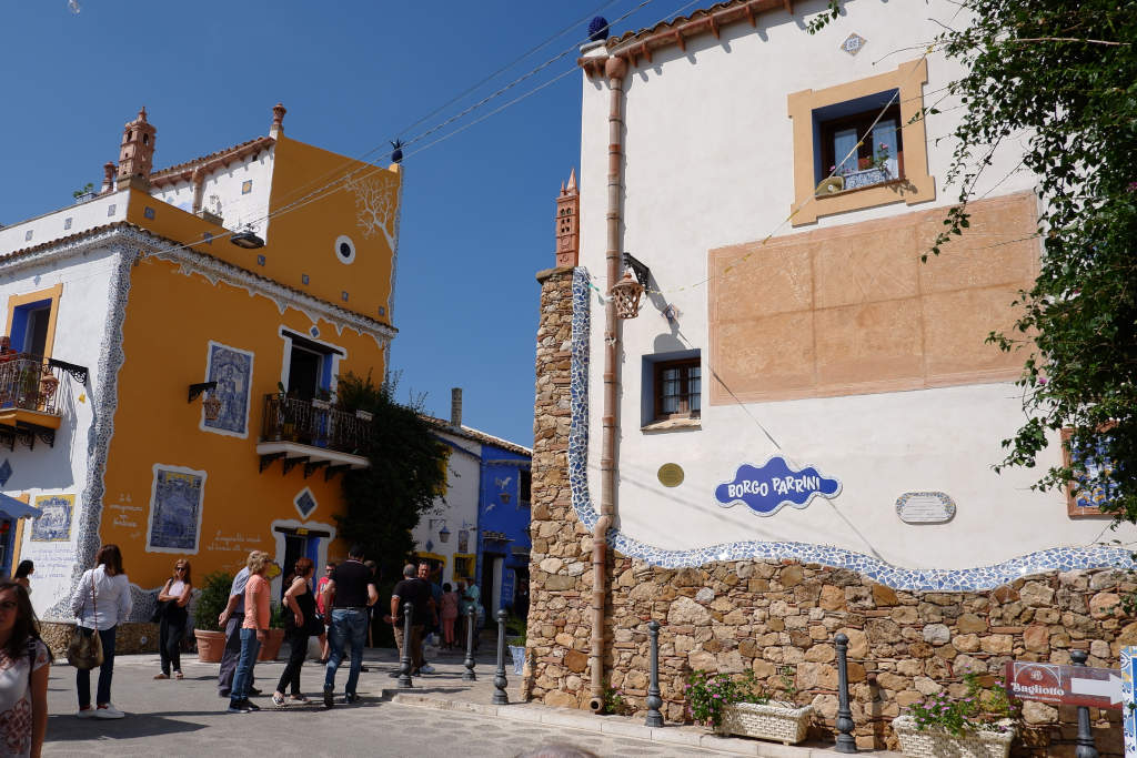 Tipici edifici con decorazioni stile Borgo Parrini