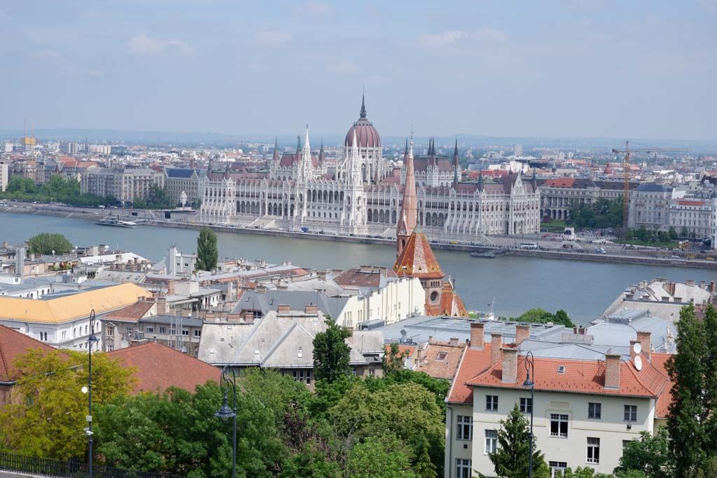 Panoramica sul Danubio con vista sul Palazzo del Parlamento ungherese