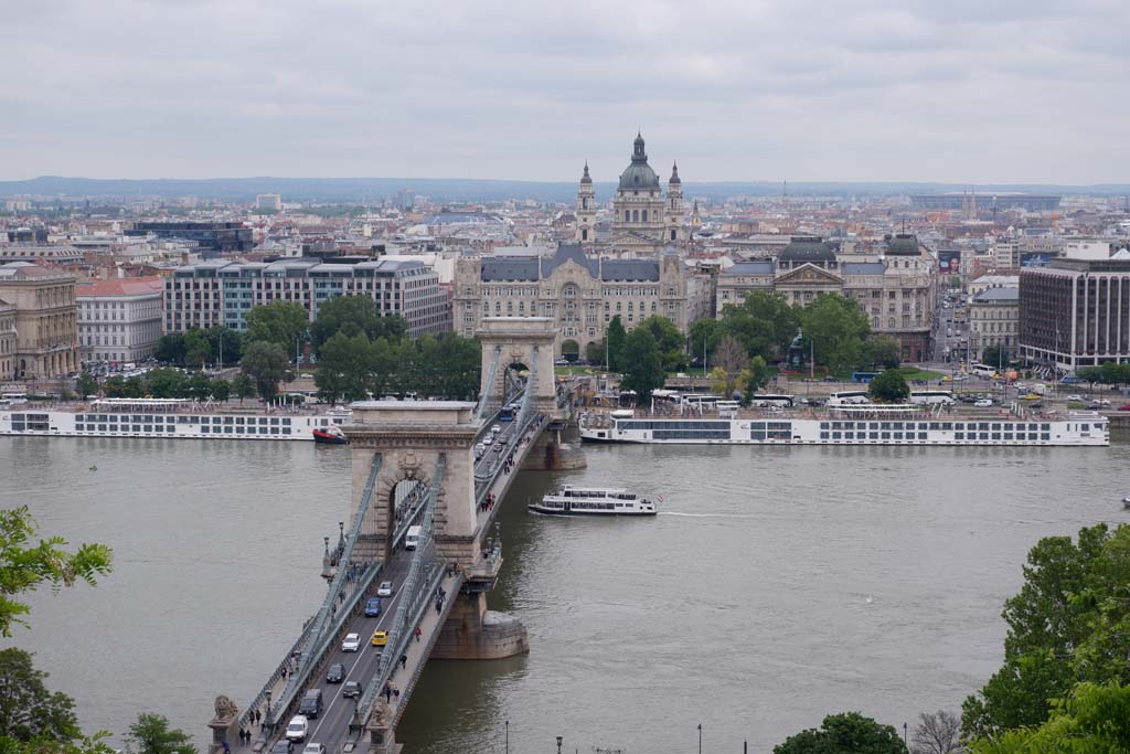 Vista panoramica sul Danubio e il Ponte delle Catene a Budapest