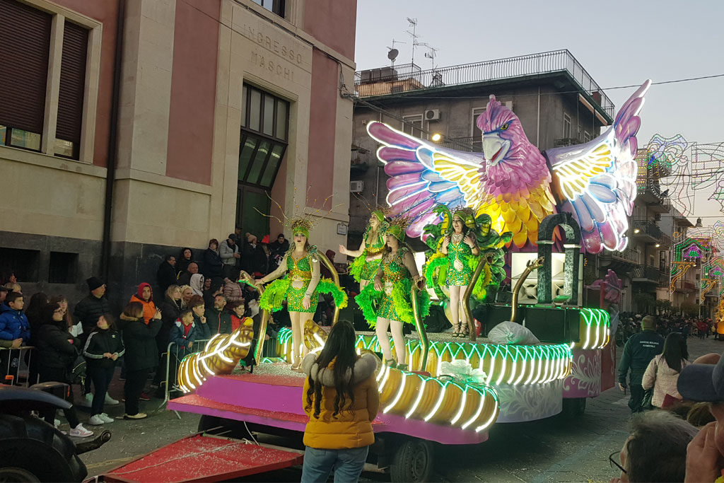 Carnevale a Misterbianco (CT). Momenti della sfilata di carnevale