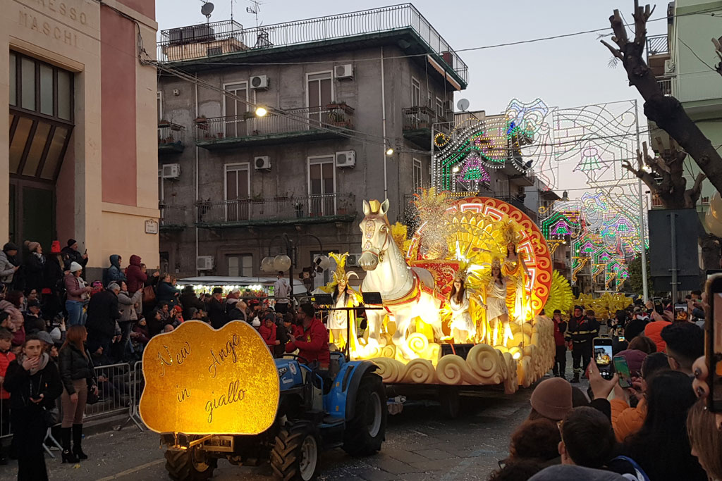 Sfilata dei carri e delle maschere al carnevale di Misterbianco (CT)