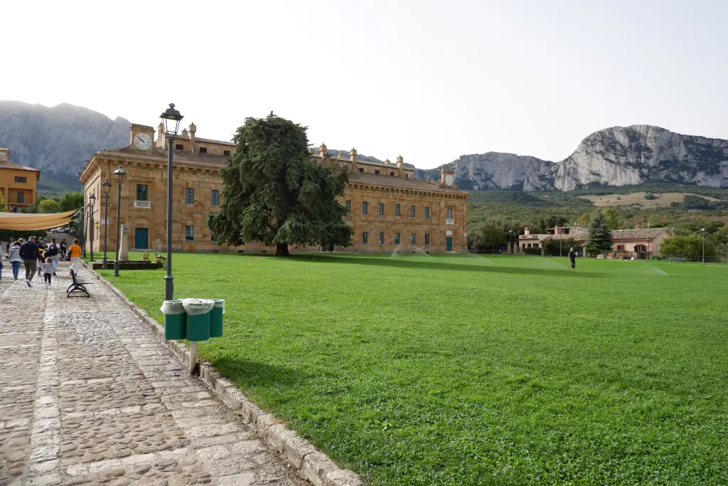 La Real Casina di caccia di Ficuzza con l'ampio giardino