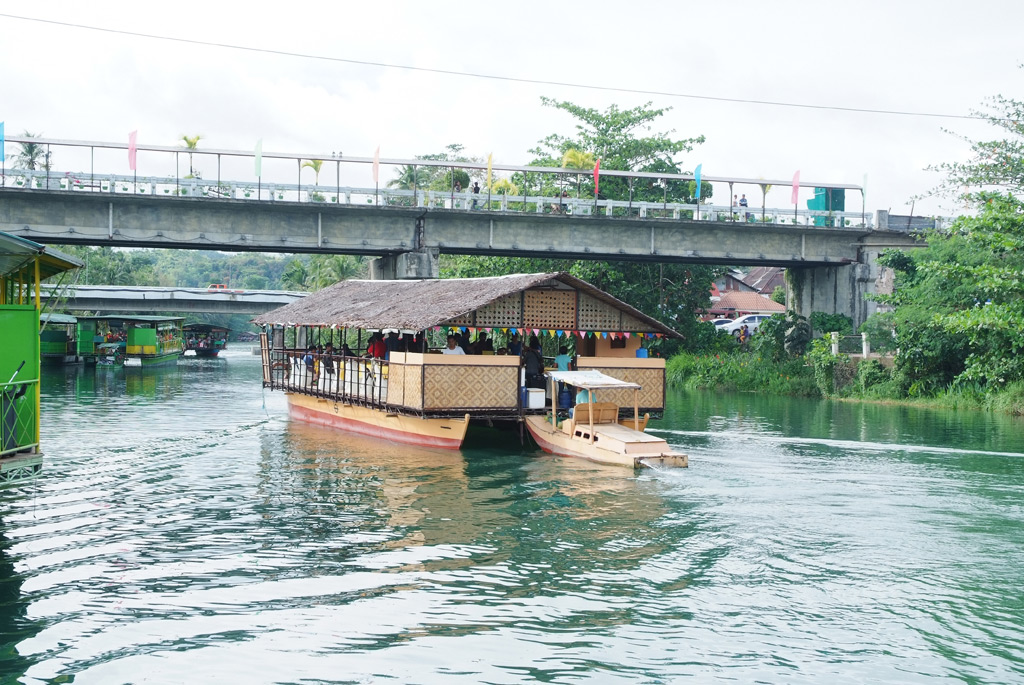 Tour con pranzo in battello sul fiume Loboc