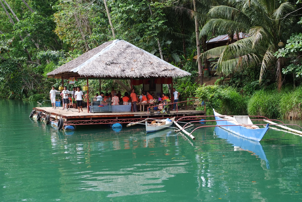 I moli/palco per l'esibizione di gruppi folkloristici lungo il fiume Loboc