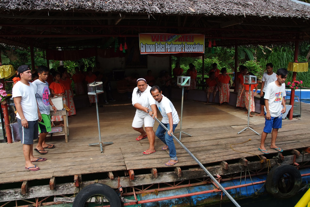 Spettacolo presso i moli/palco per l'esibizione di gruppi folkloristici lungo il fiume Loboc