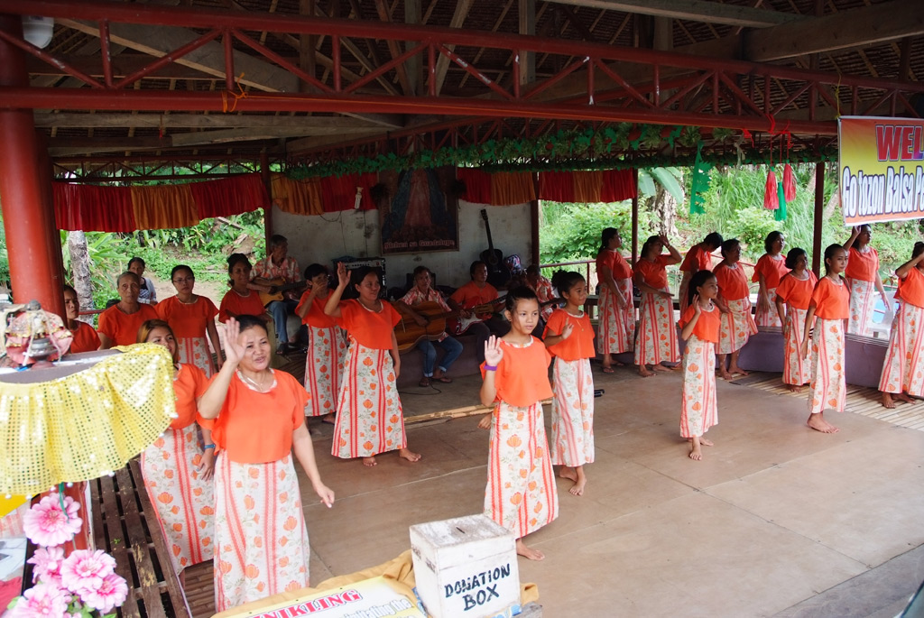 Spettacolo presso i moli/palco per l'esibizione di gruppi folkloristici lungo il fiume Loboc