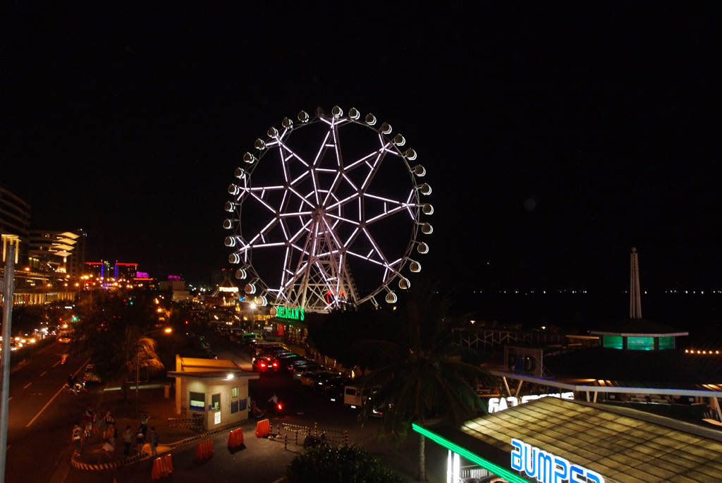 Ruota panoramica nel lungomare di Manila