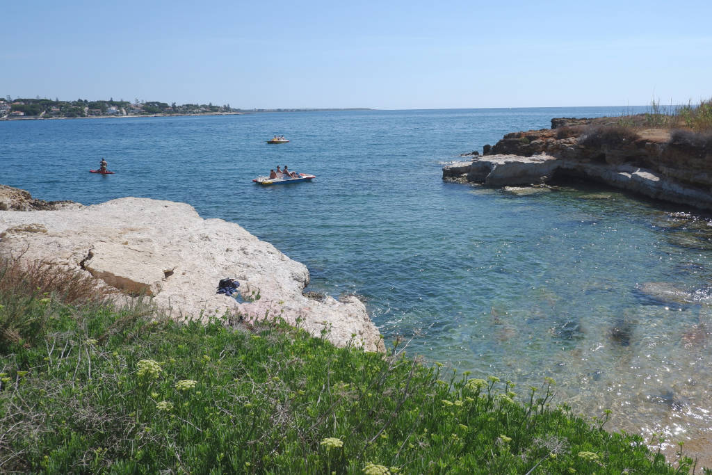 Caletta lato costone roccioso Fontane Bianche (SR)