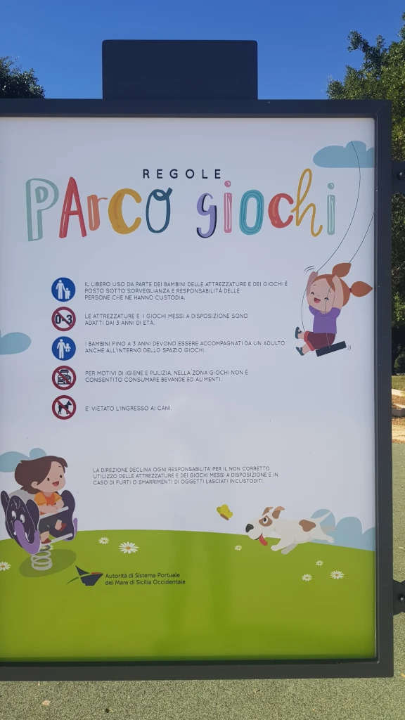 Foro Italico di Palermo. Cartello informativo sull'utilizzo del parco giochi