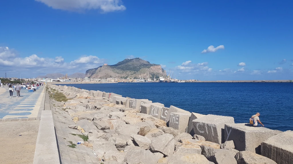 Foro Italico Palermo. Vista sul porto di Palermo e su Monte Pellegrino