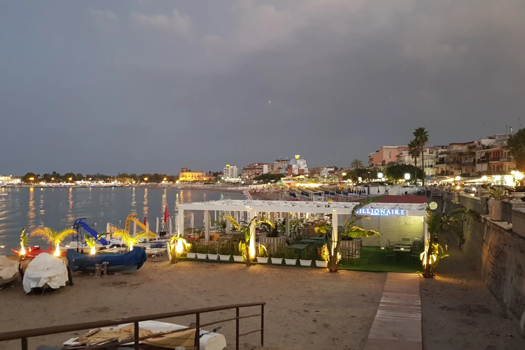 Uno degli stabilimenti balneari del litorale di Giardini Naxos