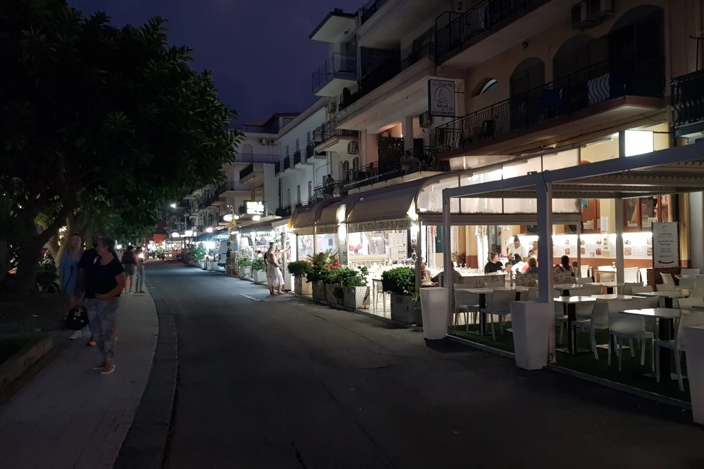 Locale sul lungomare Giardini Naxos