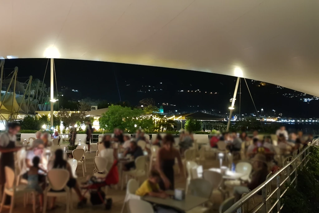 Terrazza di un locale sulla spiaggia a Giardini Naxos