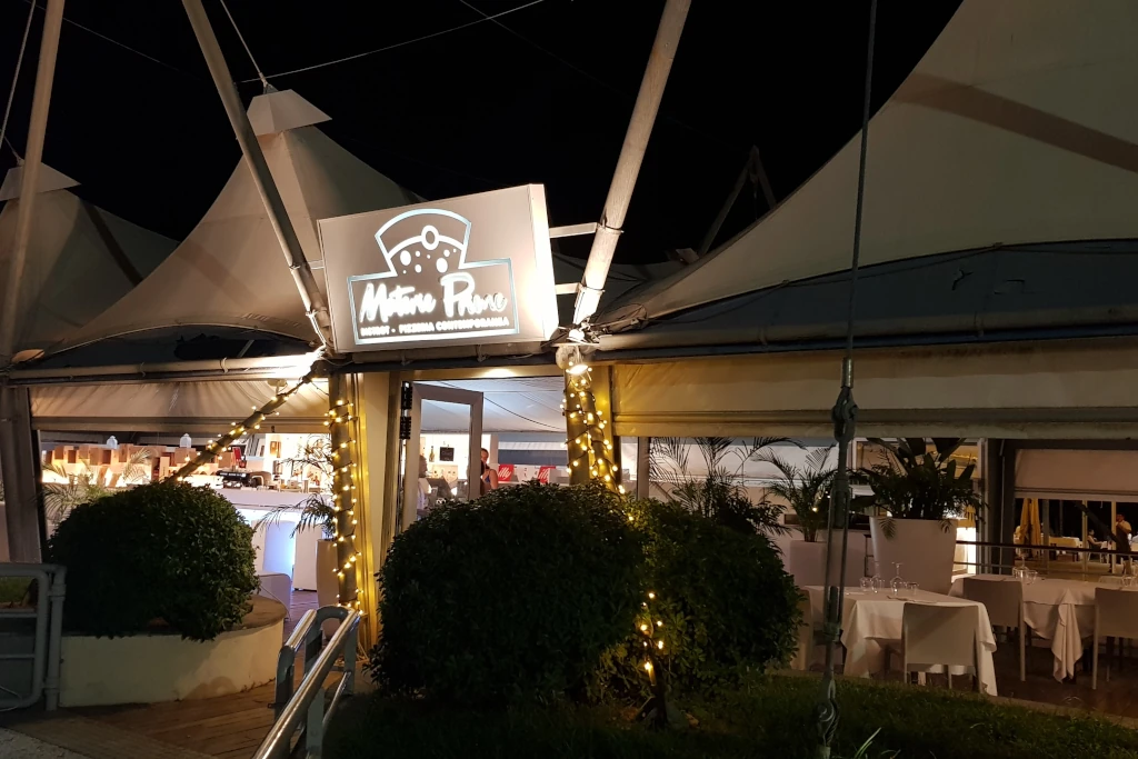 Locale bistrot sul lungomare Giardini Naxos