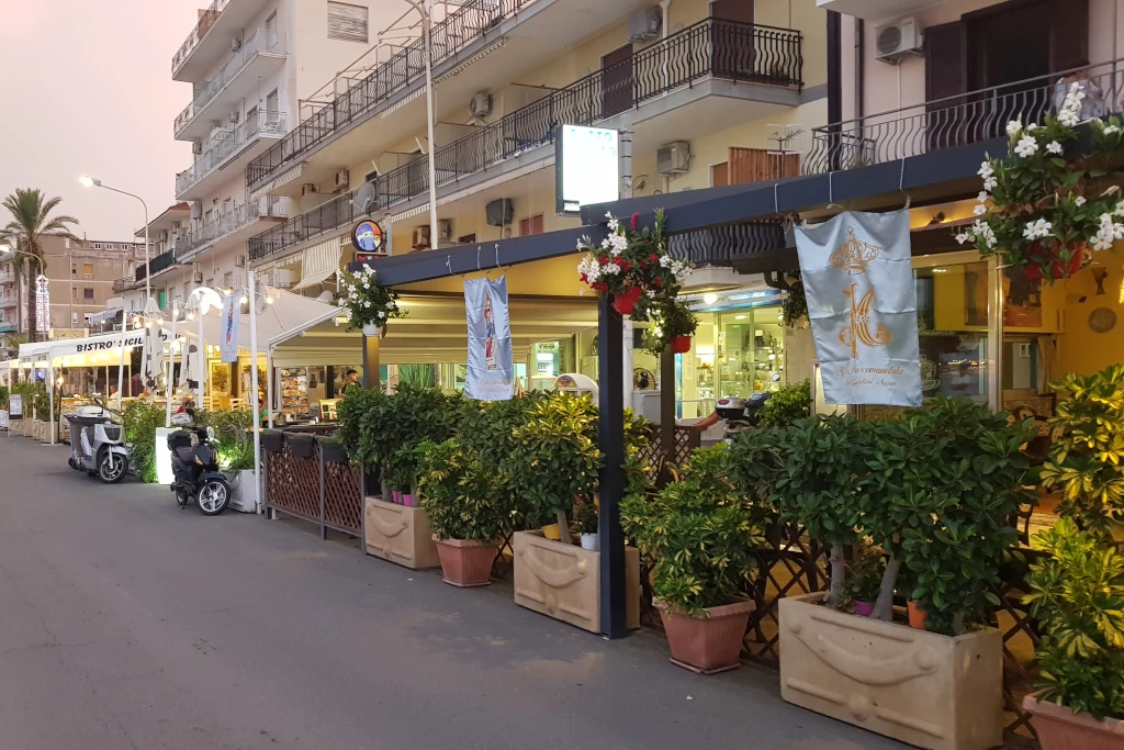 Locali, negozi e ristoranti sul lungomare di Giardini Naxos