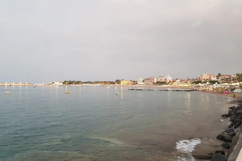 Litorale di Giardini Naxos verso il porto