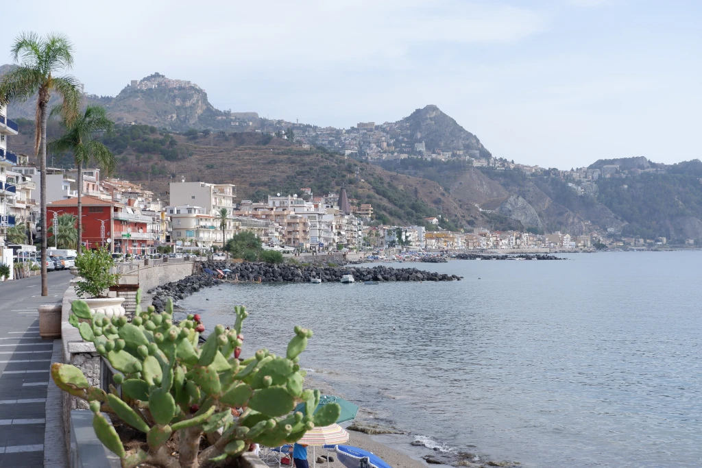 Litorale di Giardini Naxos con vista su Taormina