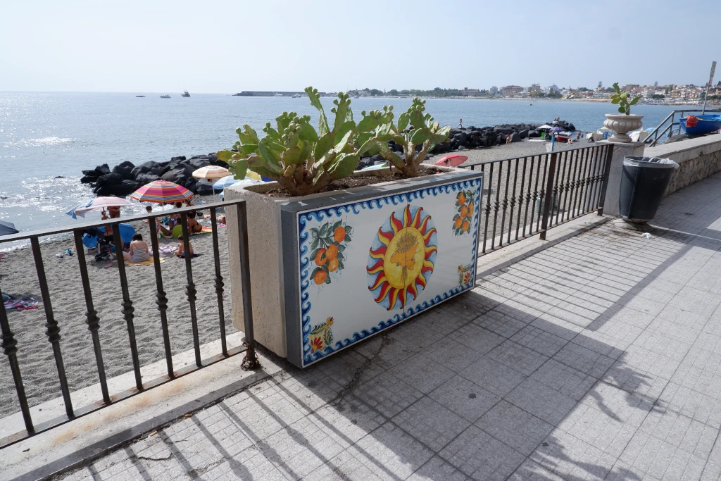 Rappresentazioni della sicilianità nei parapetti del lungomare di Giardini Naxos