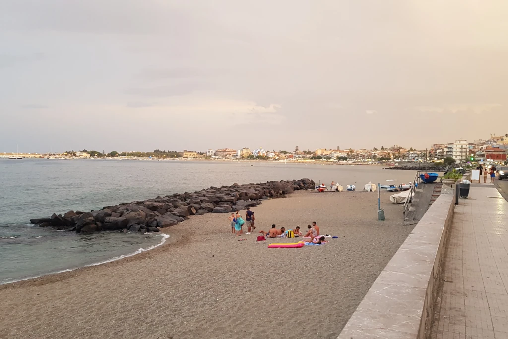 La spiaggia con pochi bagnanti a fine giornata