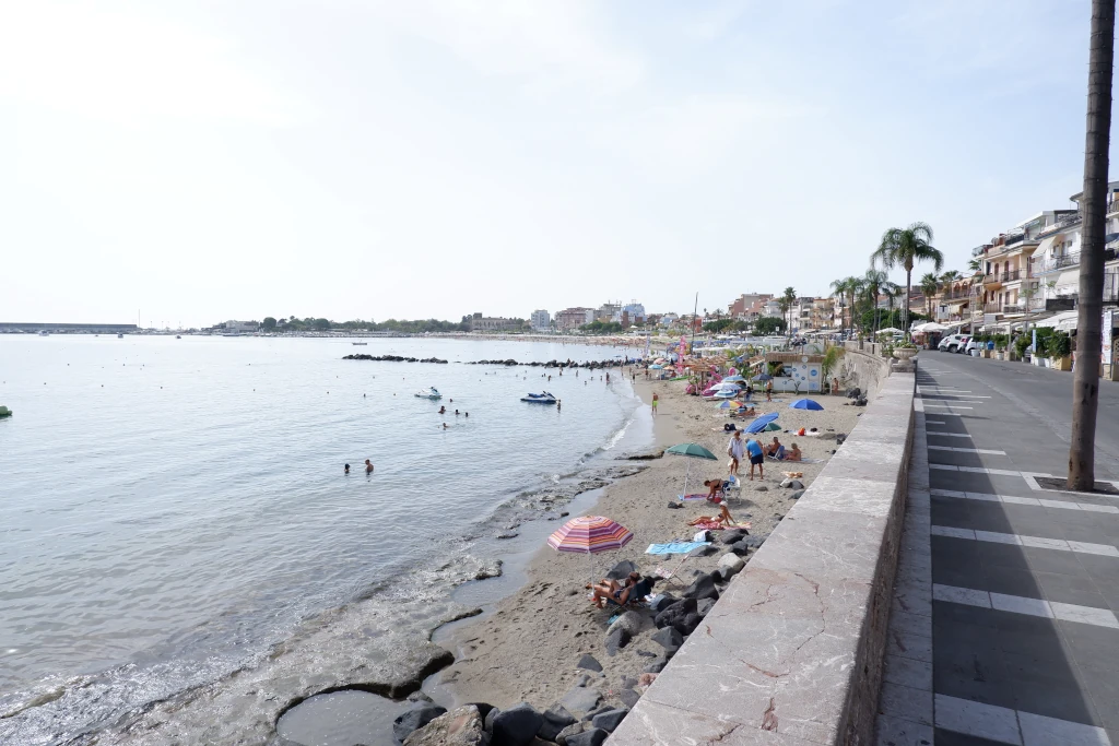 Spiaggia libera con bagnanti