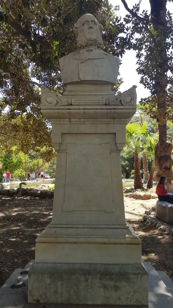 Statua al Giardino Inglese 