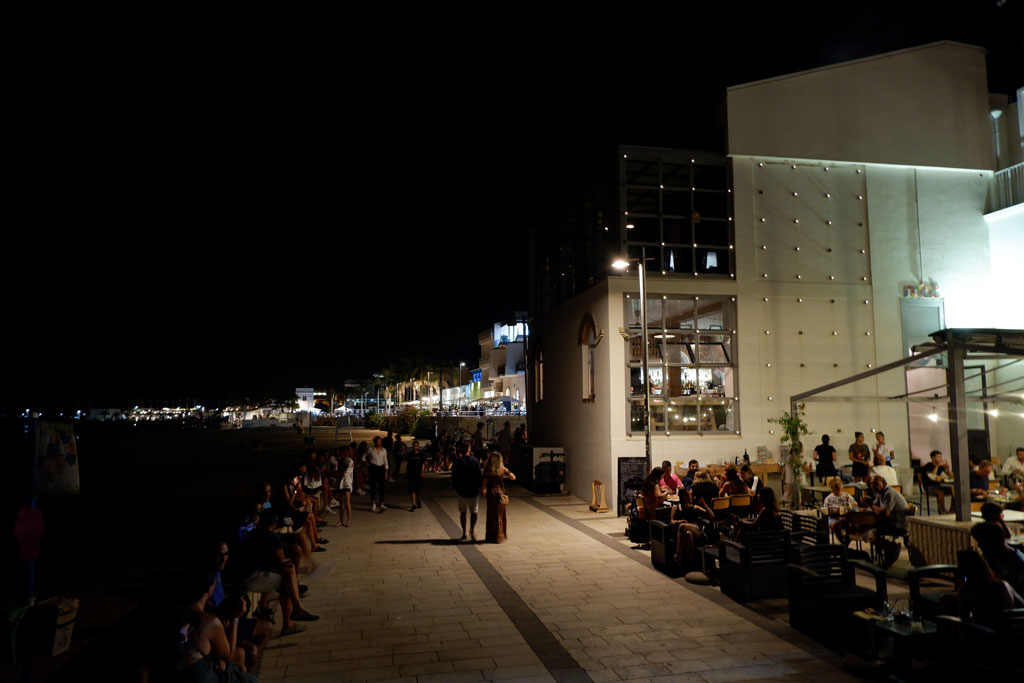 Le luci dei locali nella passeggiata sul mare di Marina di Ragusa