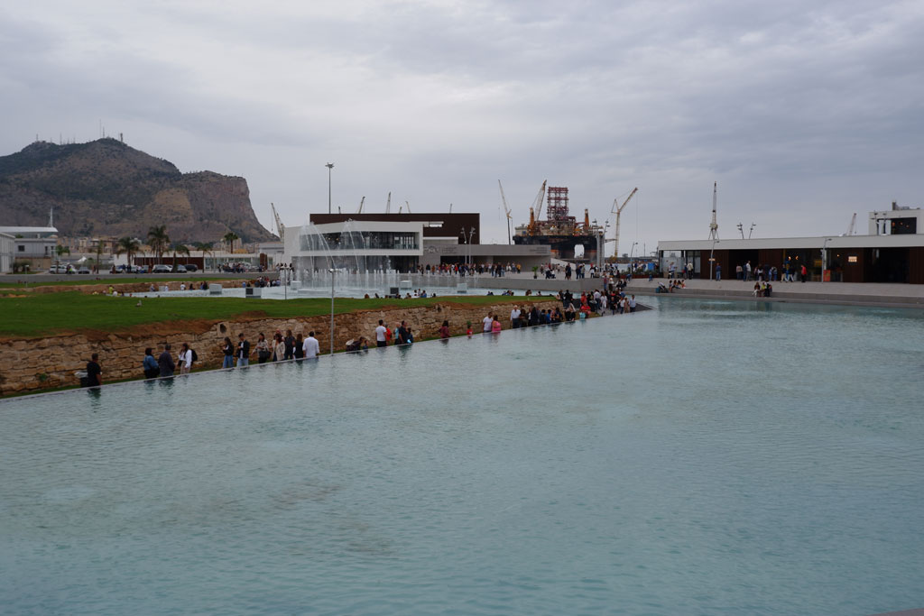 Palermo Marina Yachting - molo trapezoidale e fontana Marina