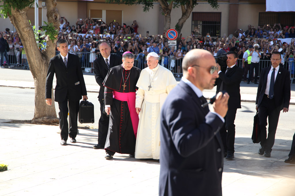 Arrivo di Papa Francesco a piazzetta Beato Padre Pino Puglisi per visitare la casa museo del Beato Giuseppe Puglisi
