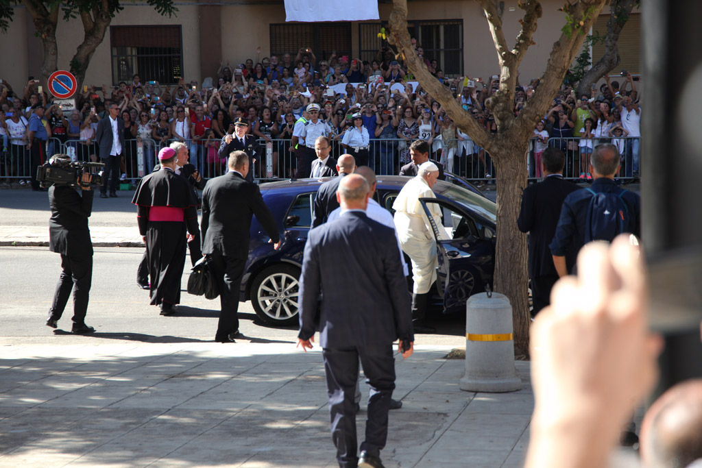 Papa Francesco saluta la folla di gente riunitasi a piazzetta Beato Padre Pino Puglisi