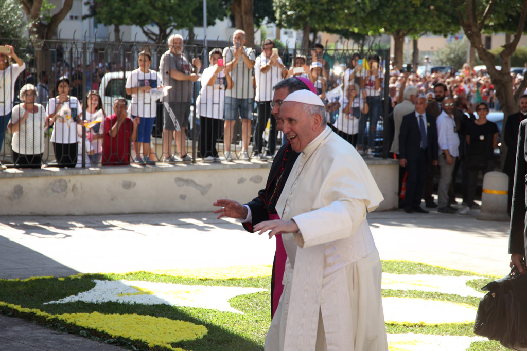 Arrivo di Papa Francesco a piazzetta Beato Padre Pino Puglisi per visitare la casa museo del Beato Giuseppe Puglisi