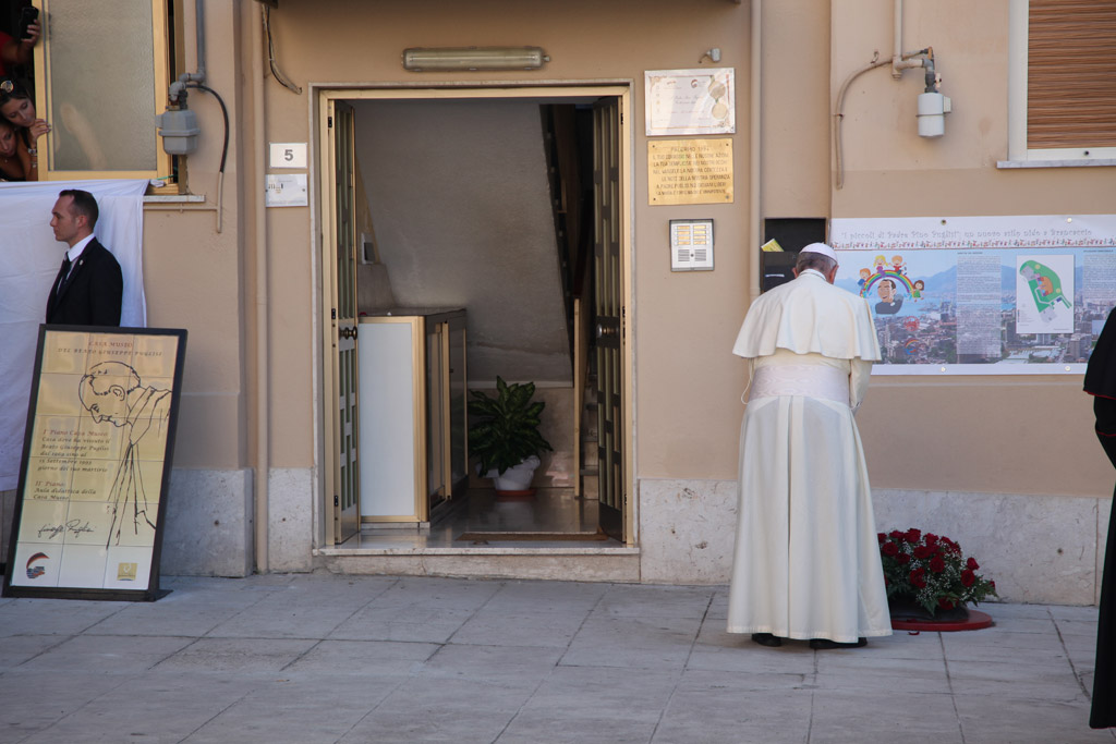 Papa Francesco raccolto in un momento di preghiera