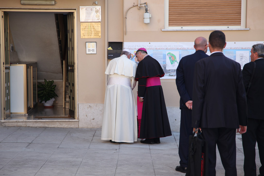 Papa Francesco raccolto in un momento di preghiera