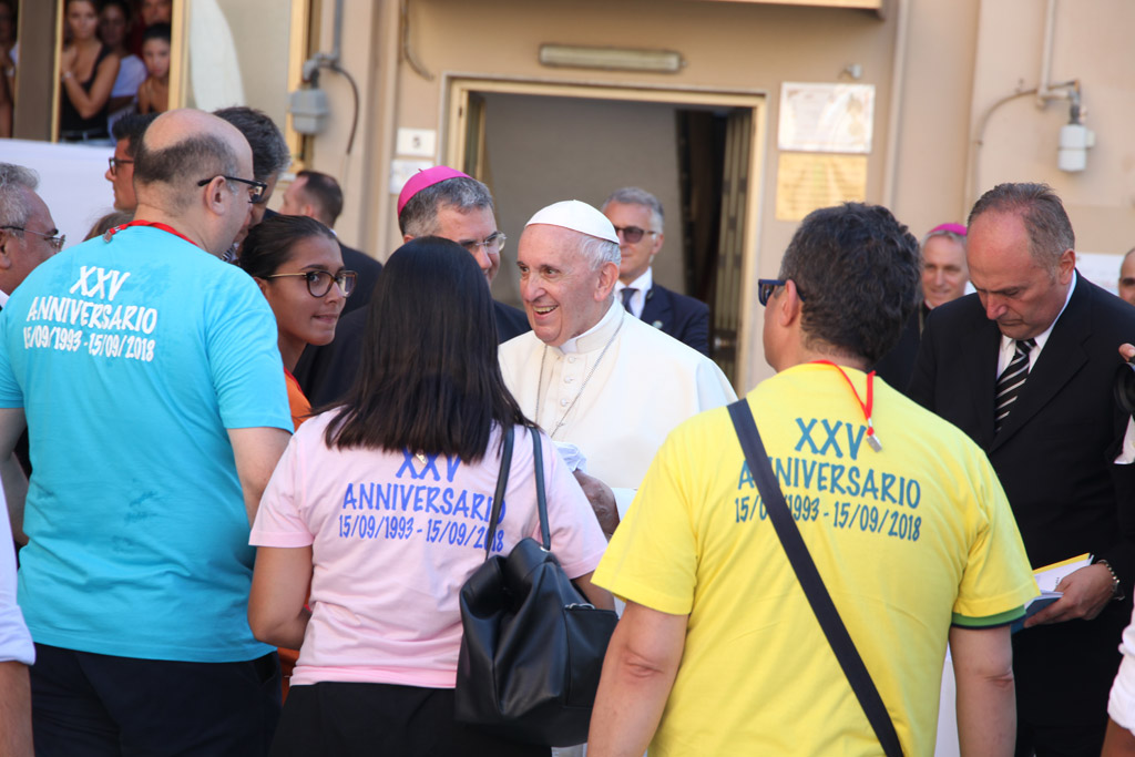 Papa Francesco saluta i familiari del Beato Puglisi e i volontari del Centro di Accoglienza Padre Nostro