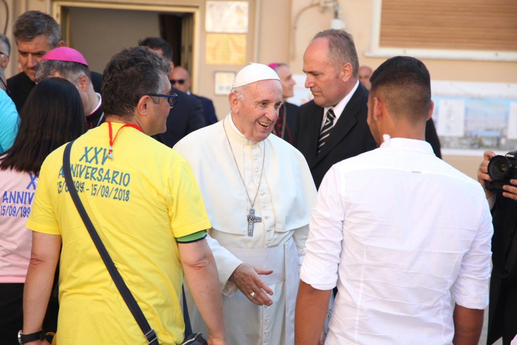 Papa Francesco saluta i familiari del Beato Puglisi e i volontari del Centro di Accoglienza Padre Nostro