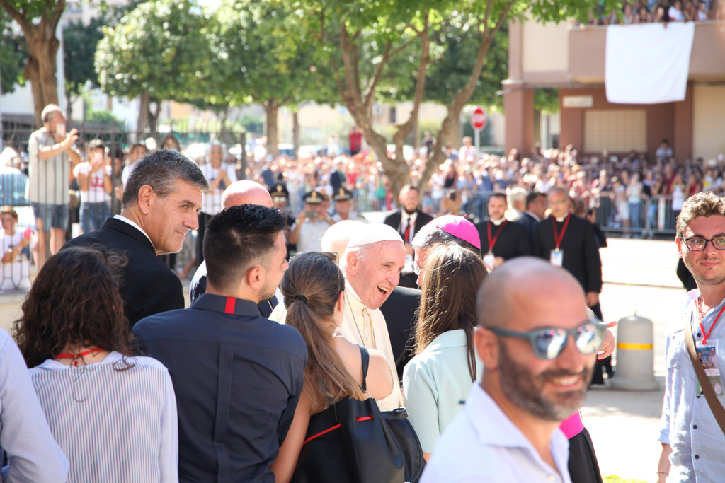 Papa Francesco saluta la folla di gente riunitasi a piazzetta Beato Padre Pino Puglisi