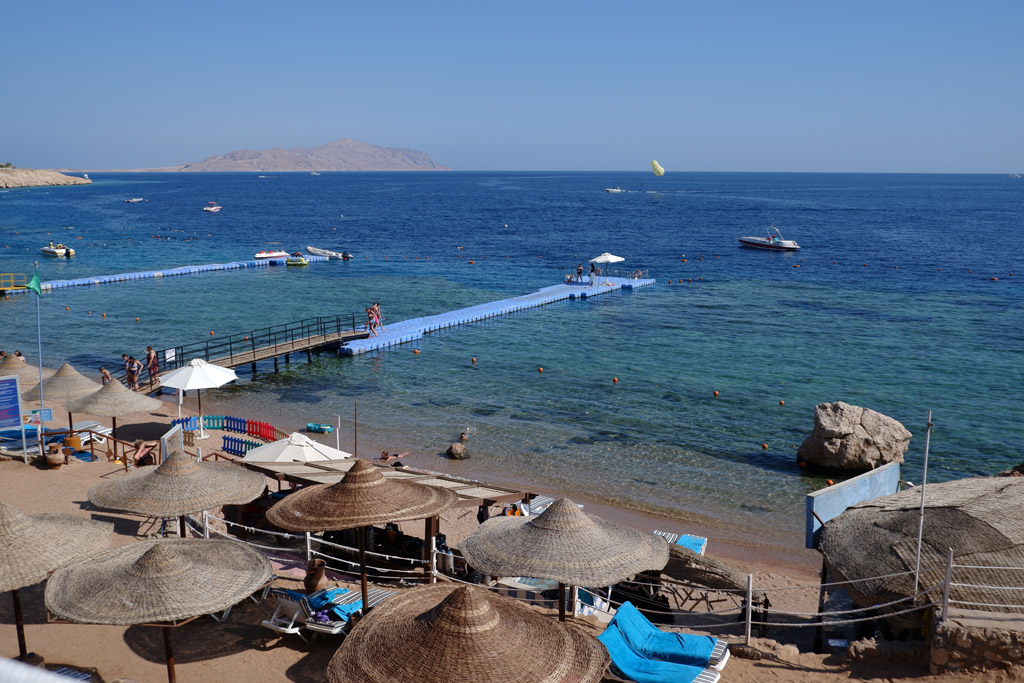 Vista dal resort sulla barriera corallina e l'isola di Tiran